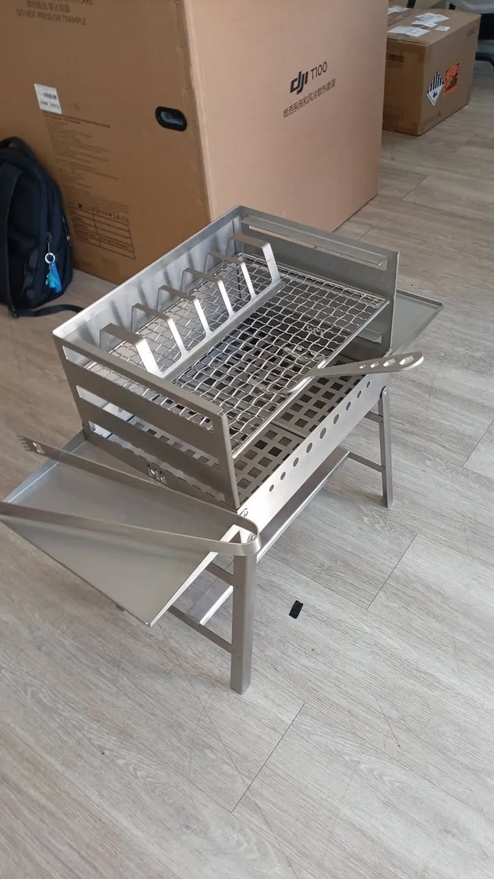 Camper braai unfolded with side table